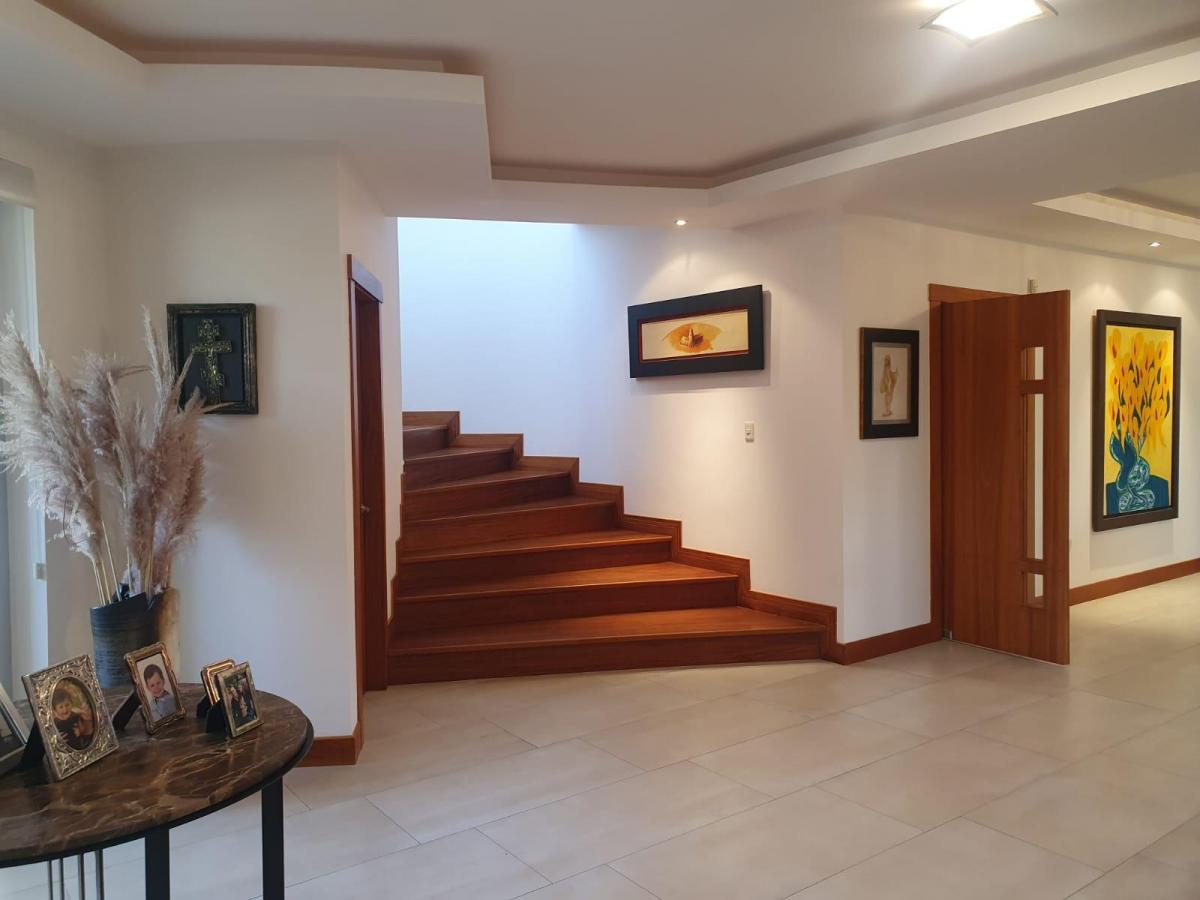 Casa Moderna Dentro de Urbanizacion Cerca Cole Menor — imagen 9
