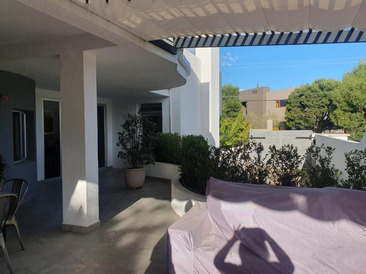 Casa Moderna Dentro de Urbanizacion Cerca Cole Menor — imagen 7