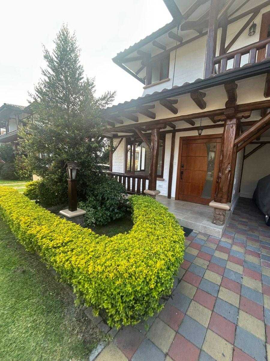 Hermosa Casa Rústica en Tumbaco – 230 m², 4 Dorm. y Gran Jardín en Zona de Alta Plusvalía — imagen 10