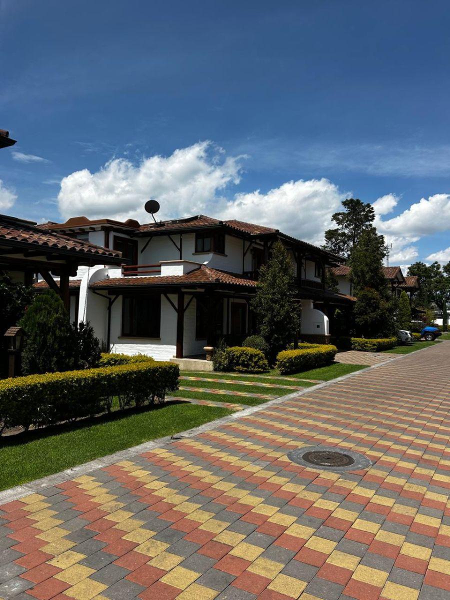 Hermosa Casa Rústica en Tumbaco – 230 m², 4 Dorm. y Gran Jardín en Zona de Alta Plusvalía — imagen 9
