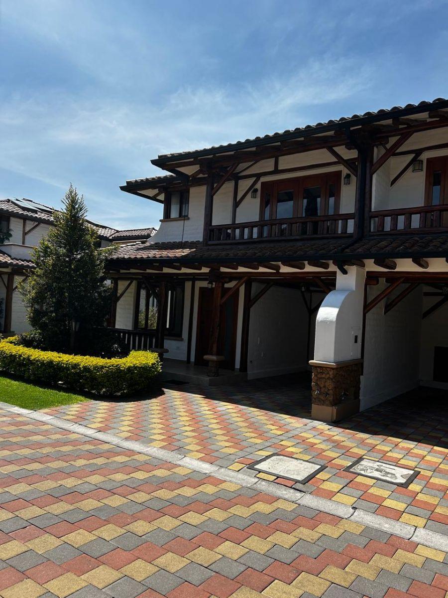 Hermosa Casa Rústica en Tumbaco – 230 m², 4 Dorm. y Gran Jardín en Zona de Alta Plusvalía — imagen 8