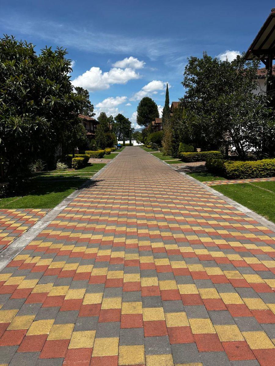 Hermosa Casa Rústica en Tumbaco – 230 m², 4 Dorm. y Gran Jardín en Zona de Alta Plusvalía — imagen 7