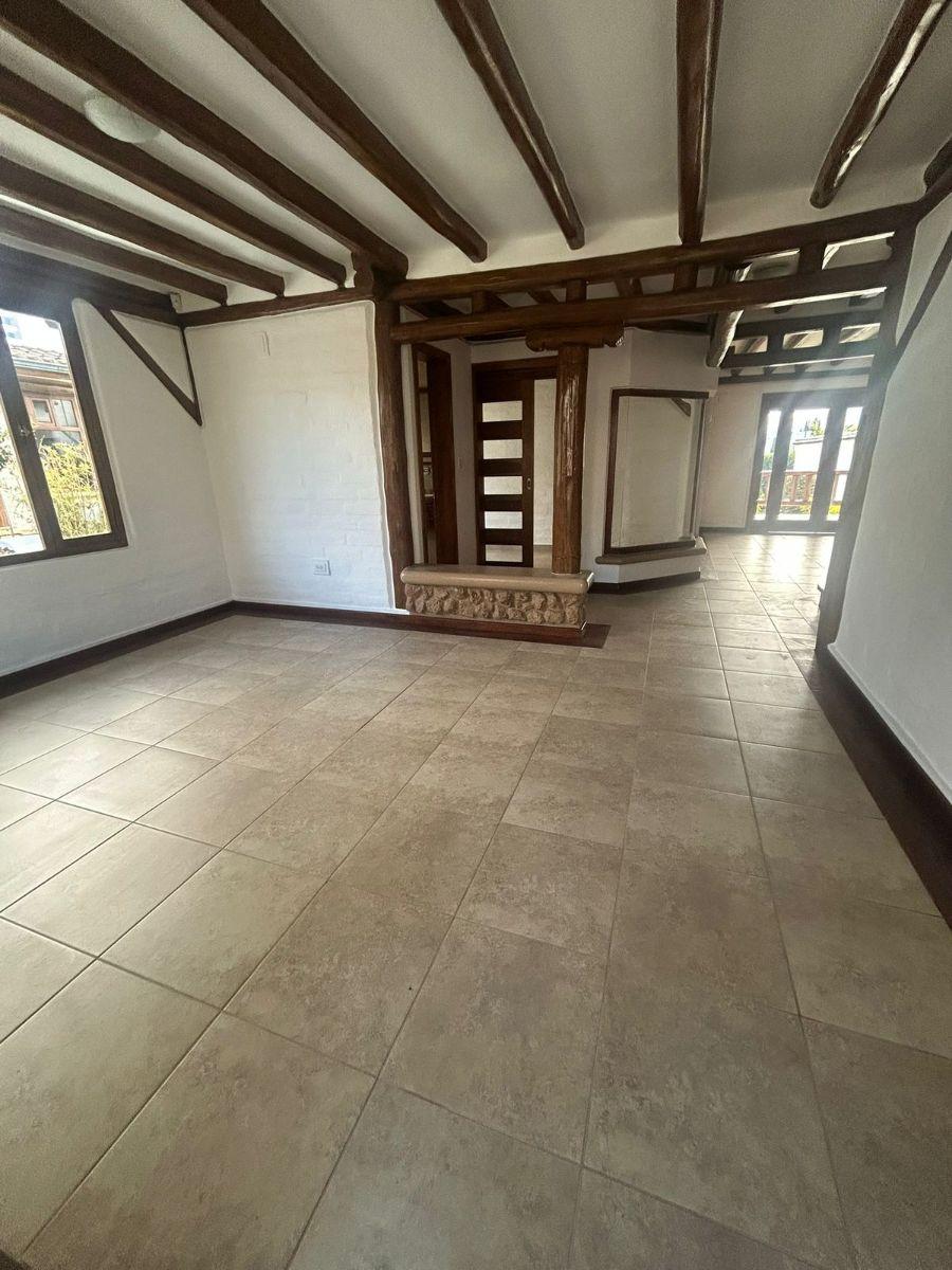 Hermosa Casa Rústica en Tumbaco – 230 m², 4 Dorm. y Gran Jardín en Zona de Alta Plusvalía — imagen 6