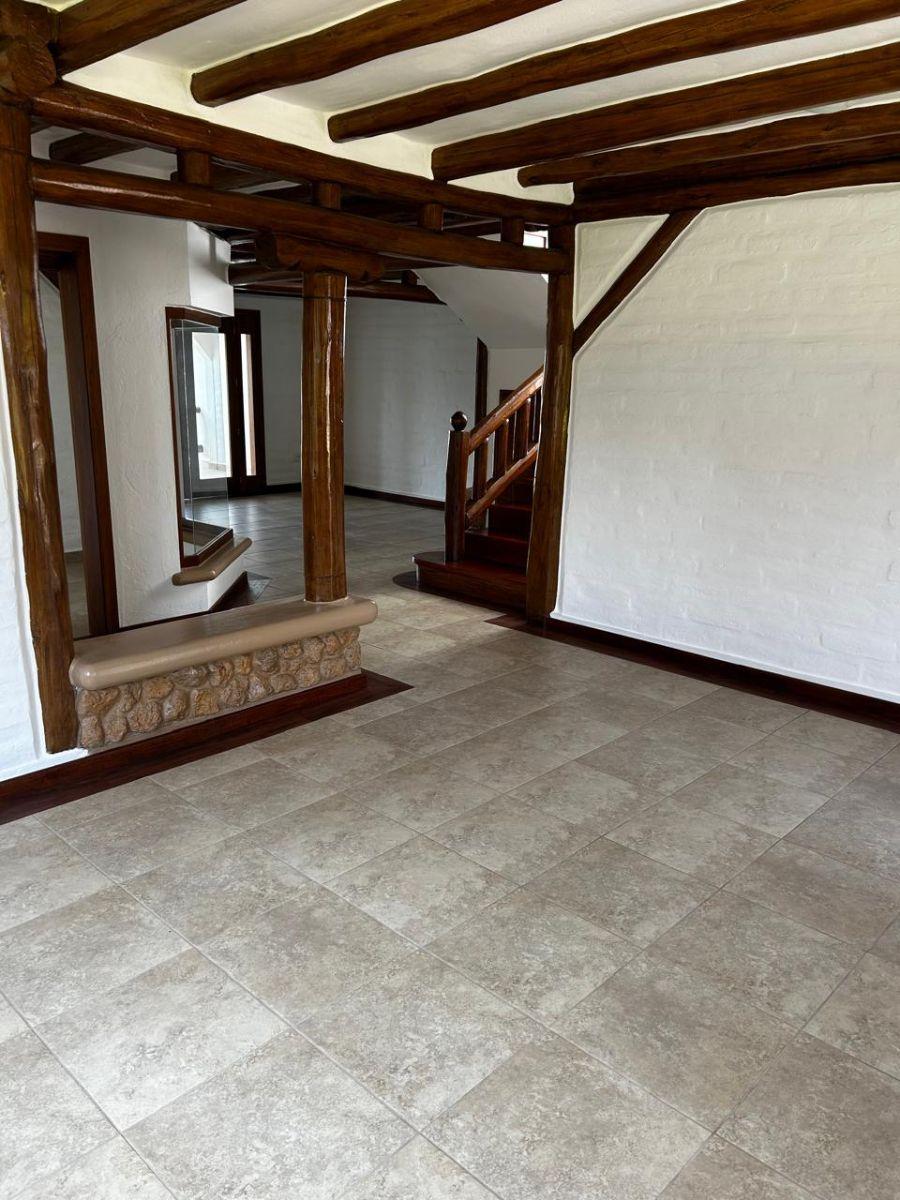 Hermosa Casa Rústica en Tumbaco – 230 m², 4 Dorm. y Gran Jardín en Zona de Alta Plusvalía — imagen 5