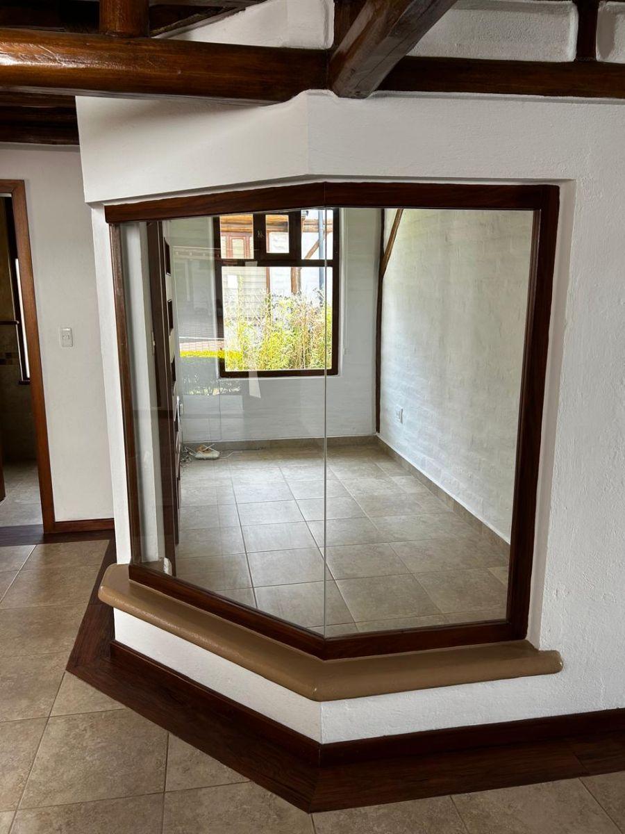 Hermosa Casa Rústica en Tumbaco – 230 m², 4 Dorm. y Gran Jardín en Zona de Alta Plusvalía — imagen 4