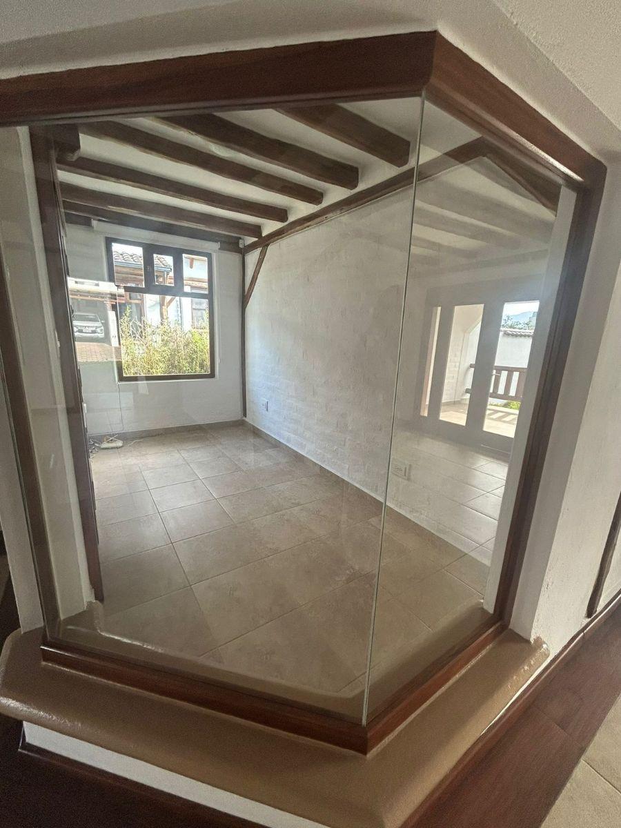 Hermosa Casa Rústica en Tumbaco – 230 m², 4 Dorm. y Gran Jardín en Zona de Alta Plusvalía — imagen 3