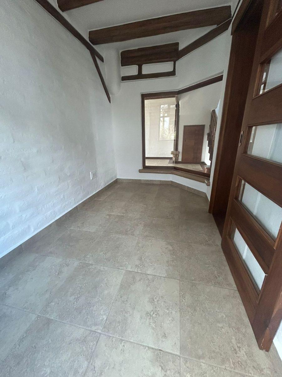 Hermosa Casa Rústica en Tumbaco – 230 m², 4 Dorm. y Gran Jardín en Zona de Alta Plusvalía — imagen 2