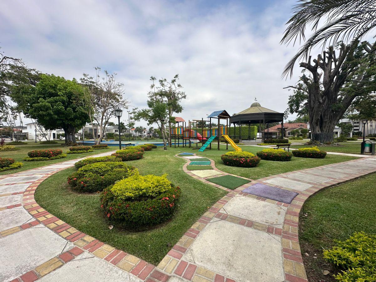 Único Terreno Disponible en San Isidro – 800 m² Urbanización Consolidada con Áreas Verdes y Canchas, Guayas — imagen 4