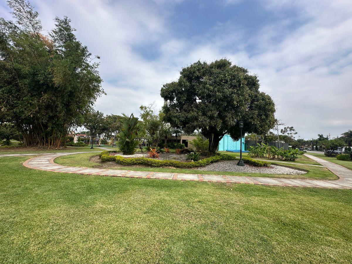 Único Terreno Disponible en San Isidro – 800 m² Urbanización Consolidada con Áreas Verdes y Canchas, Guayas — imagen 3