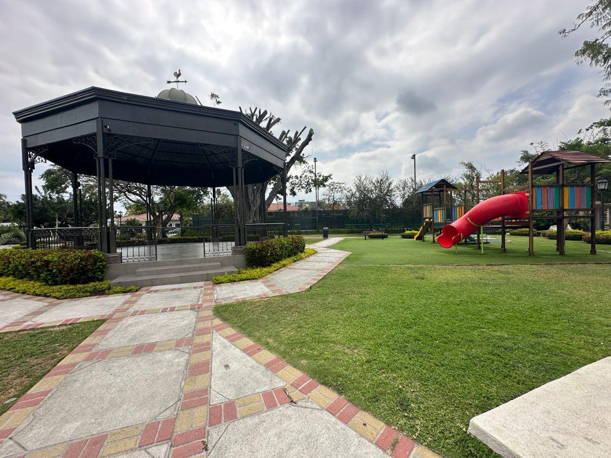 Único Terreno Disponible en San Isidro – 800 m² Urbanización Consolidada con Áreas Verdes y Canchas, Guayas — imagen 2
