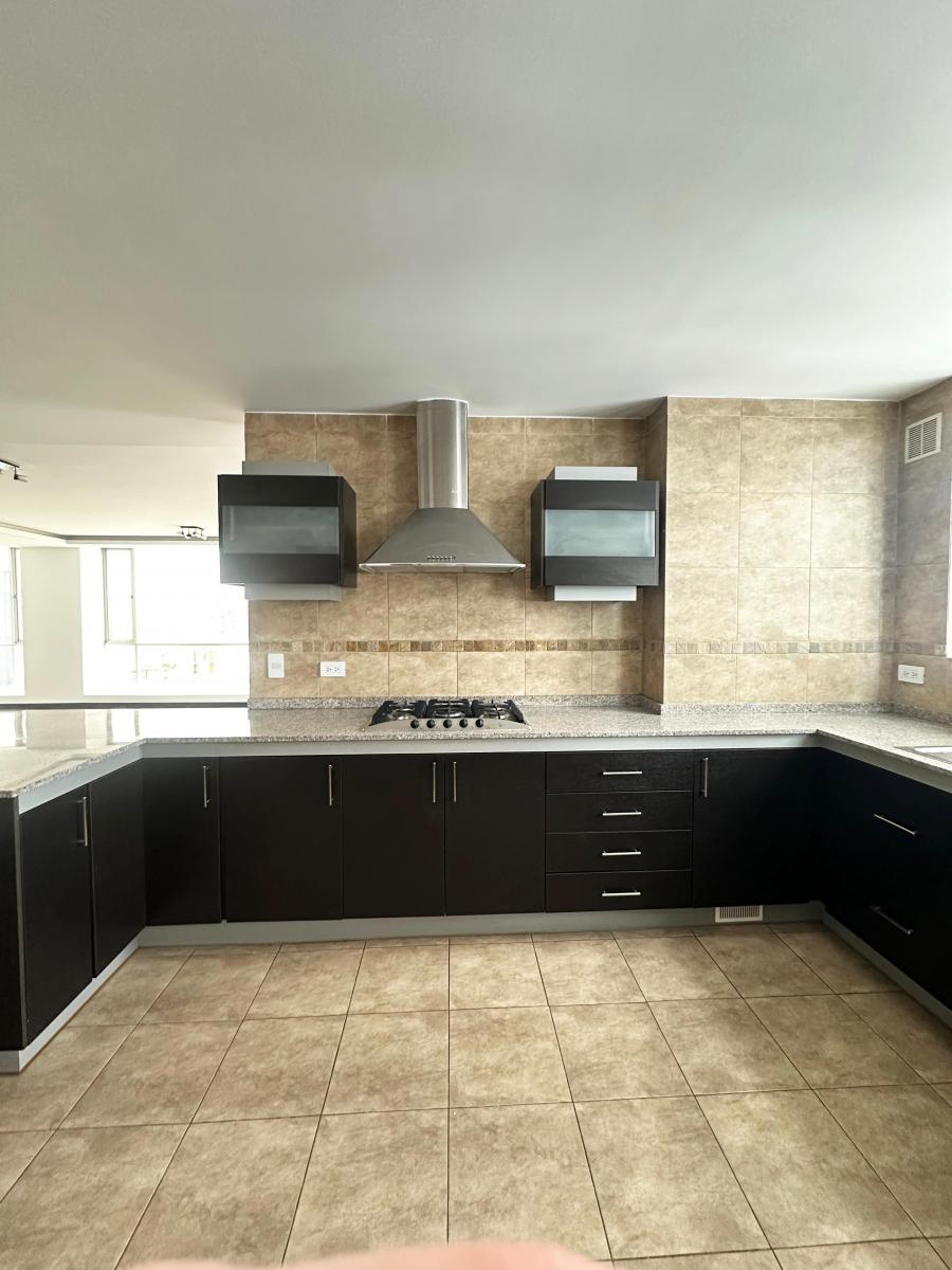 Vendo Hermoso y Cómodo Departamento Sector Republica del Salvador — imagen 10