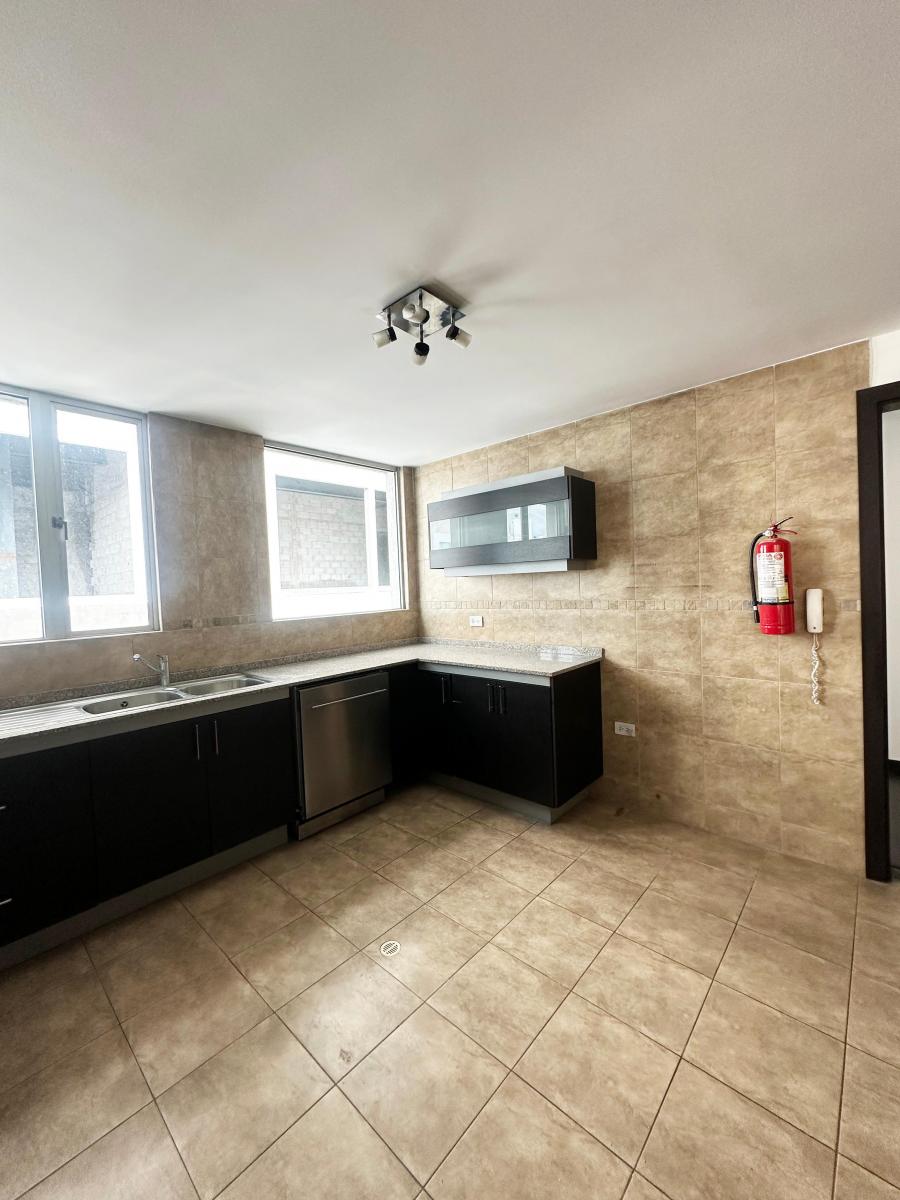 Vendo Hermoso y Cómodo Departamento Sector Republica del Salvador — imagen 9
