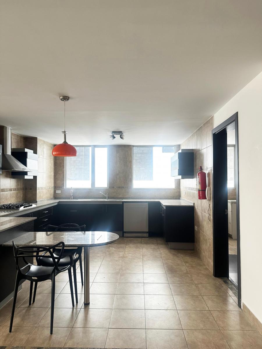 Vendo Hermoso y Cómodo Departamento Sector Republica del Salvador — imagen 6
