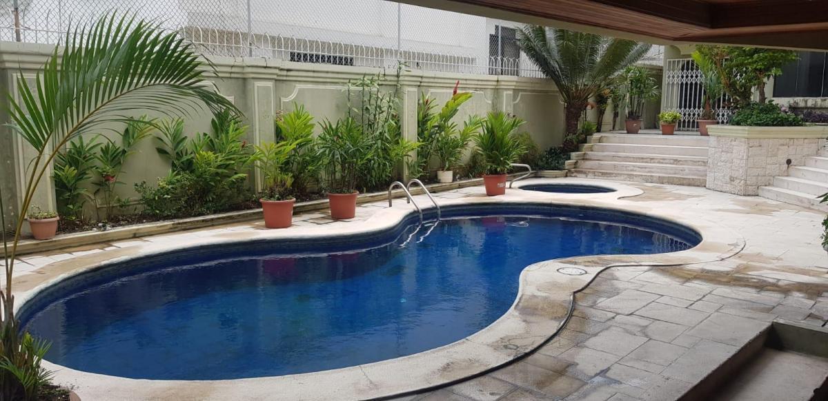 En Venta Casa en Los Ceibos de 5 Habitaciones - Mae. Recalde, Guayas — imagen 2