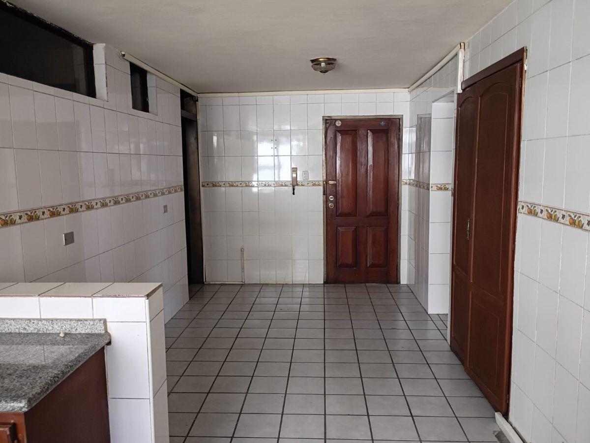 Vendo Amplio Departamento en El Sector González Suárez — imagen 5
