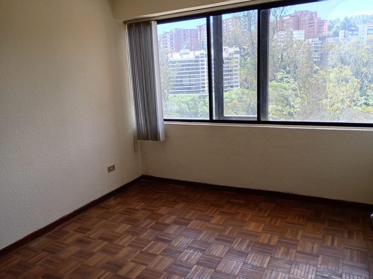 Vendo Amplio Departamento en El Sector González Suárez — imagen 3