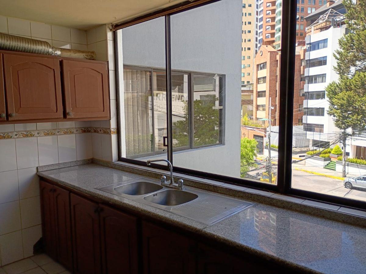 Vendo Amplio Departamento en El Sector González Suárez — imagen 2
