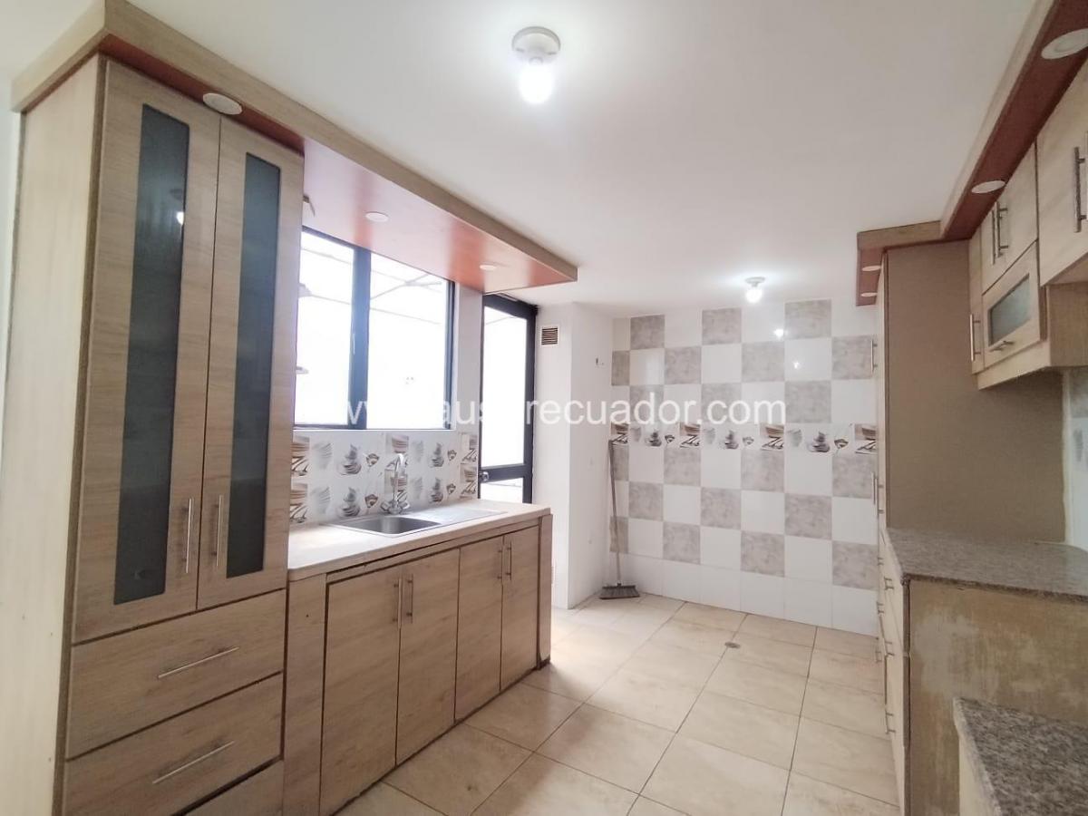 Oportunidad Casa en Venta de 3 Habitaciones, Conjunto con Piscina Sector Pomasqui — imagen 4