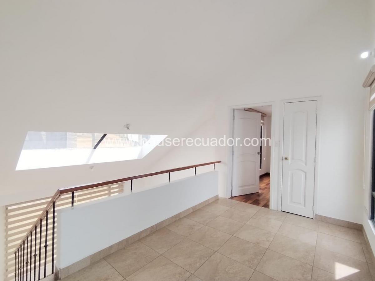 Oportunidad Casa en Venta de 3 Habitaciones, Conjunto con Piscina Sector Pomasqui — imagen 3