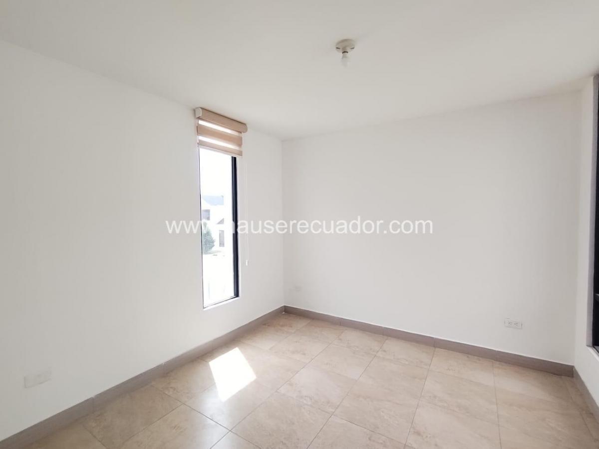 Oportunidad Casa en Venta de 3 Habitaciones, Conjunto con Piscina Sector Pomasqui — imagen 2
