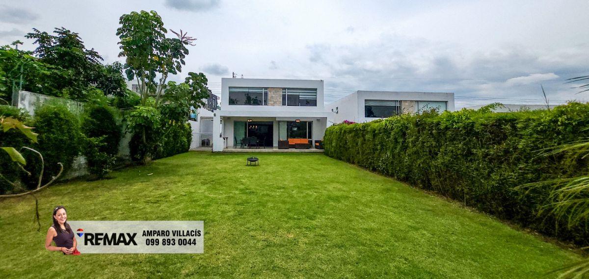 Casa Independiente con Amplio Jardín Sector Rancho San Francisco — imagen 10