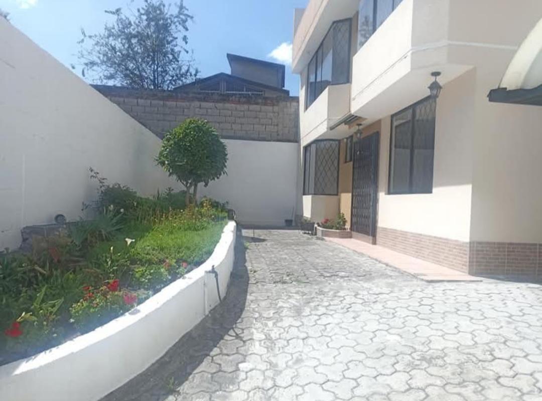En Venta Hermosa y Amplia Casa, Quito Norte, Cerca Colegio Alvernoa — imagen 10