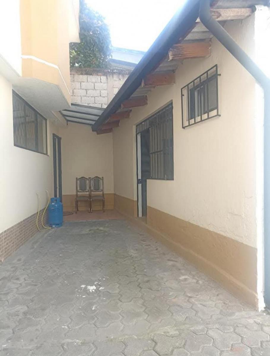 En Venta Hermosa y Amplia Casa, Quito Norte, Cerca Colegio Alvernoa — imagen 8