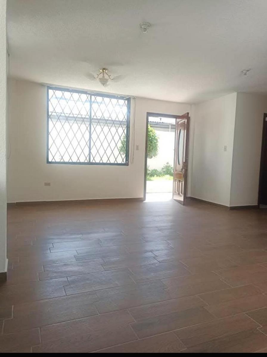 En Venta Hermosa y Amplia Casa, Quito Norte, Cerca Colegio Alvernoa — imagen 7