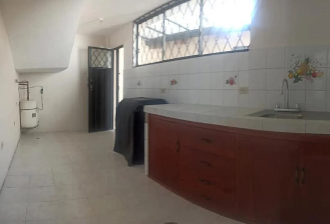 En Venta Hermosa y Amplia Casa, Quito Norte, Cerca Colegio Alvernoa — imagen 6