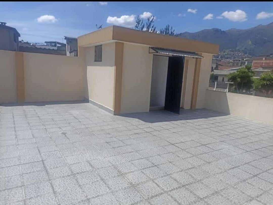 En Venta Hermosa y Amplia Casa, Quito Norte, Cerca Colegio Alvernoa — imagen 2