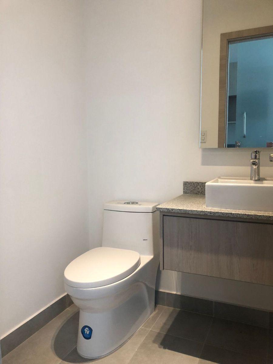 Vendo Oficina Sector Muy Comercial, con Vista, Bancos, Restuarantes, Cafes, Sector La Carolina — imagen 5