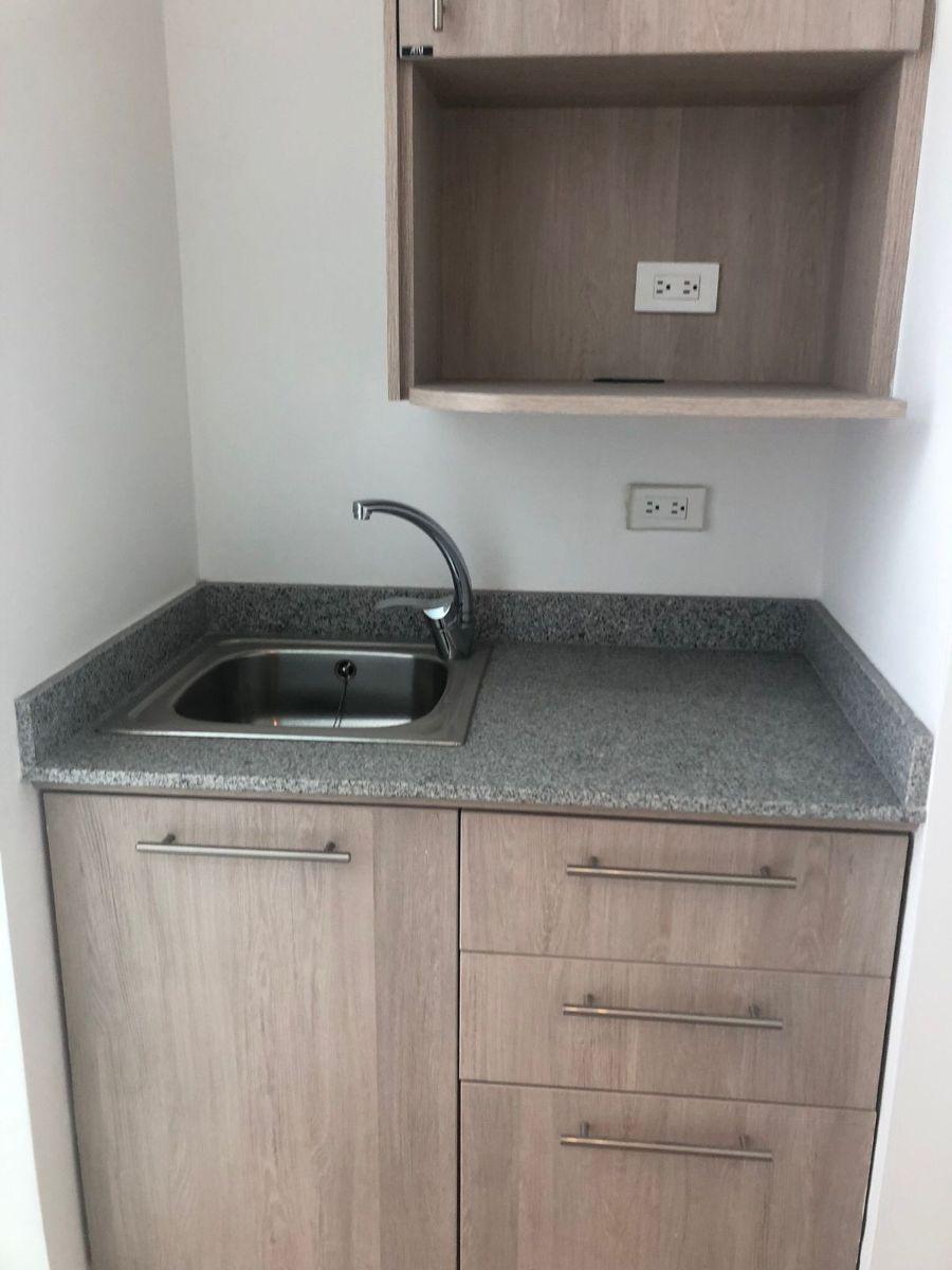 Vendo Oficina Sector Muy Comercial, con Vista, Bancos, Restuarantes, Cafes, Sector La Carolina — imagen 4