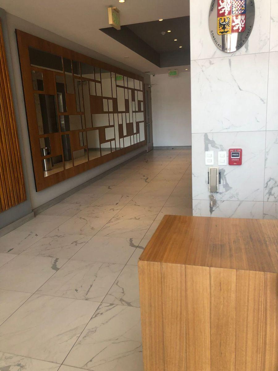 Vendo Oficina Sector Muy Comercial, con Vista, Bancos, Restuarantes, Cafes, Sector La Carolina — imagen 2