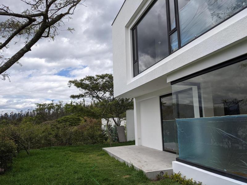 Venta Espectacular Casa 4 Dorm., Piscina, Urbanización Exclusiva de Nayón — imagen 9
