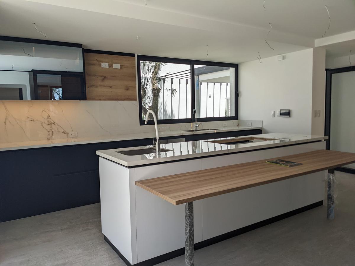 Venta Espectacular Casa 4 Dorm., Piscina, Urbanización Exclusiva de Nayón — imagen 7