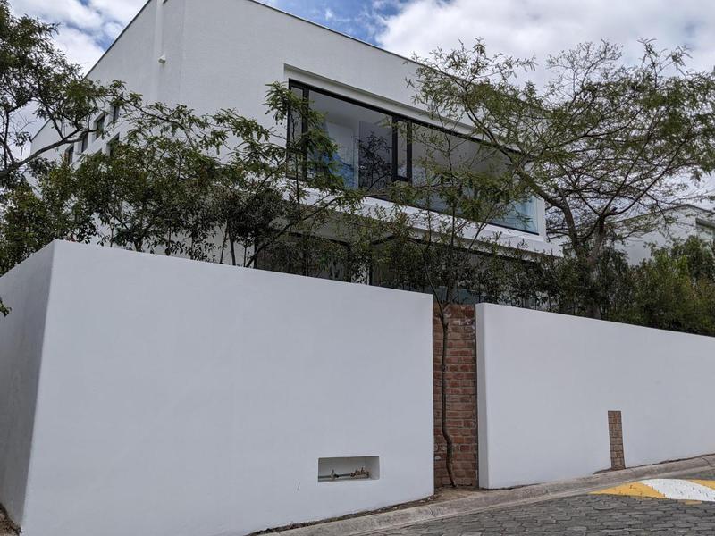 Venta Espectacular Casa 4 Dorm., Piscina, Urbanización Exclusiva de Nayón — imagen 3
