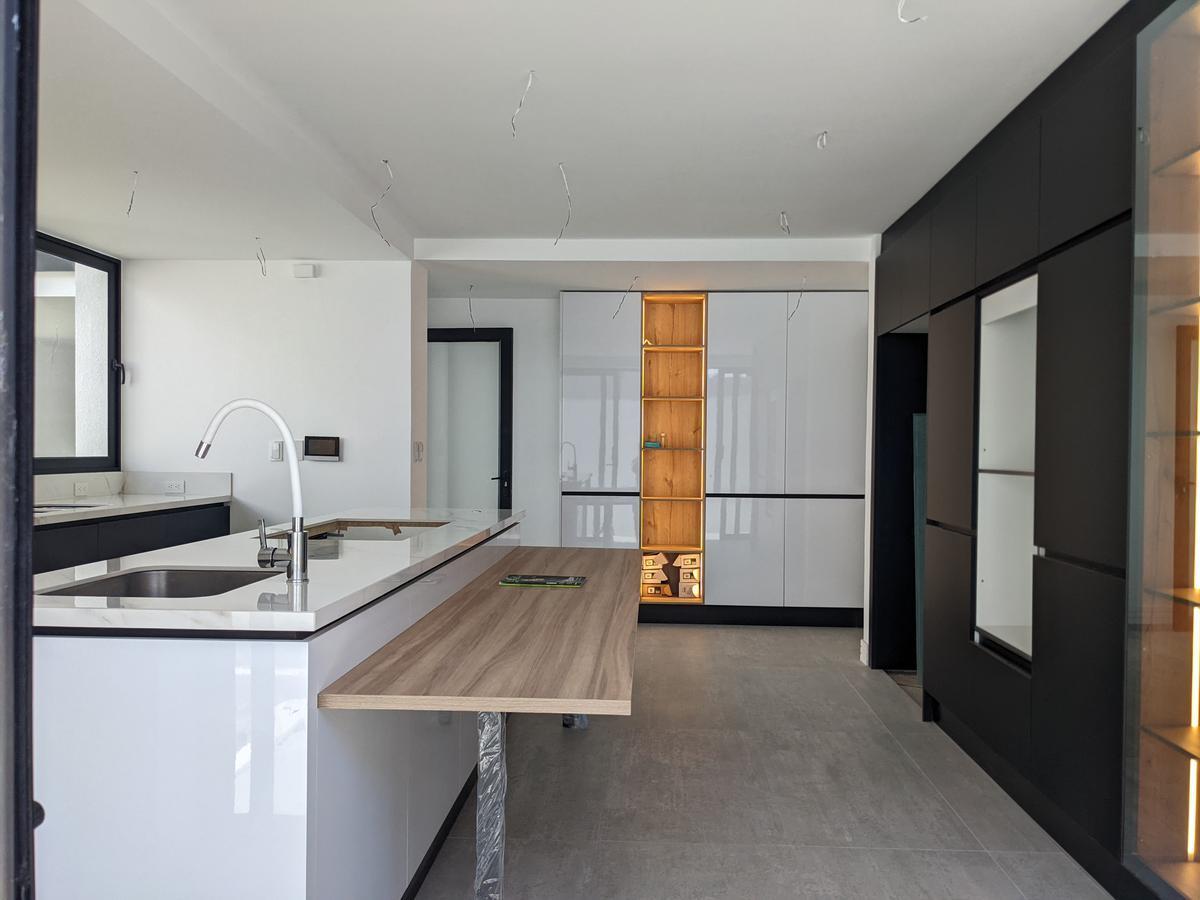 Venta Espectacular Casa 4 Dorm., Piscina, Urbanización Exclusiva de Nayón — imagen 2