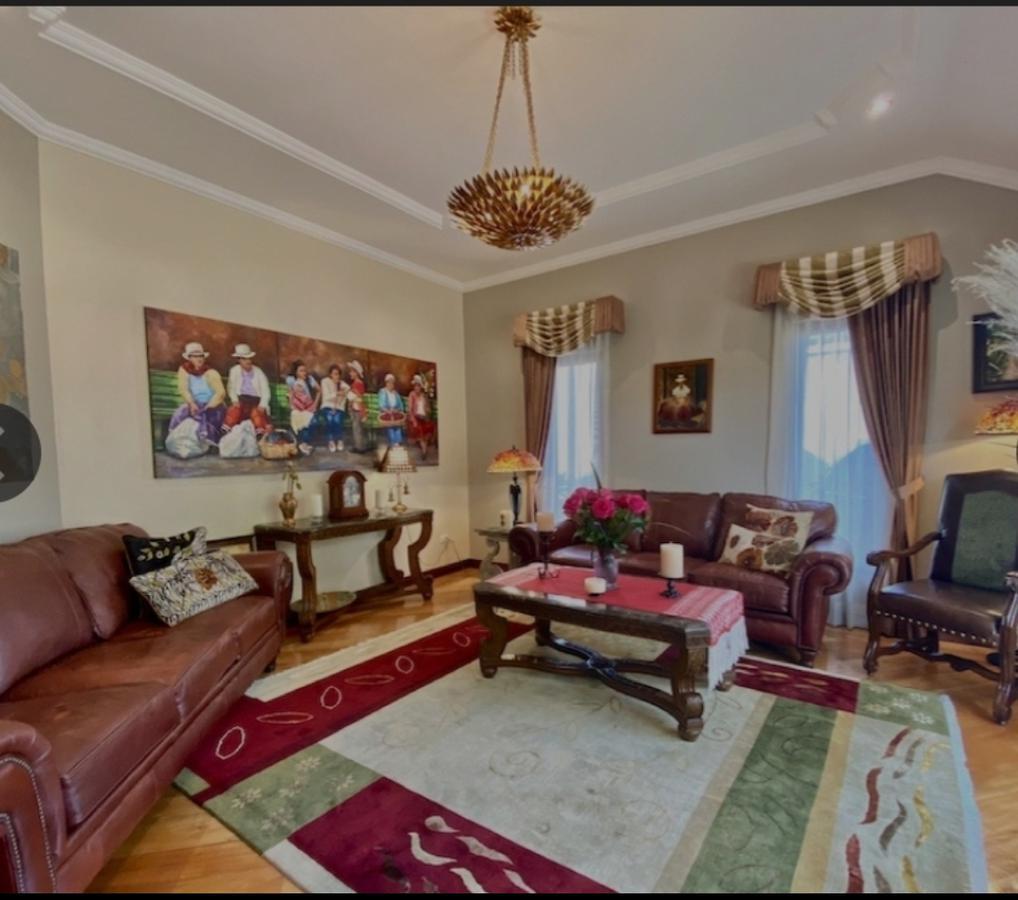 Vendo Casa de Lujo con Jardin en Challuabamba - Cerca del Nuevo Supermaxi, Azuay — imagen 3