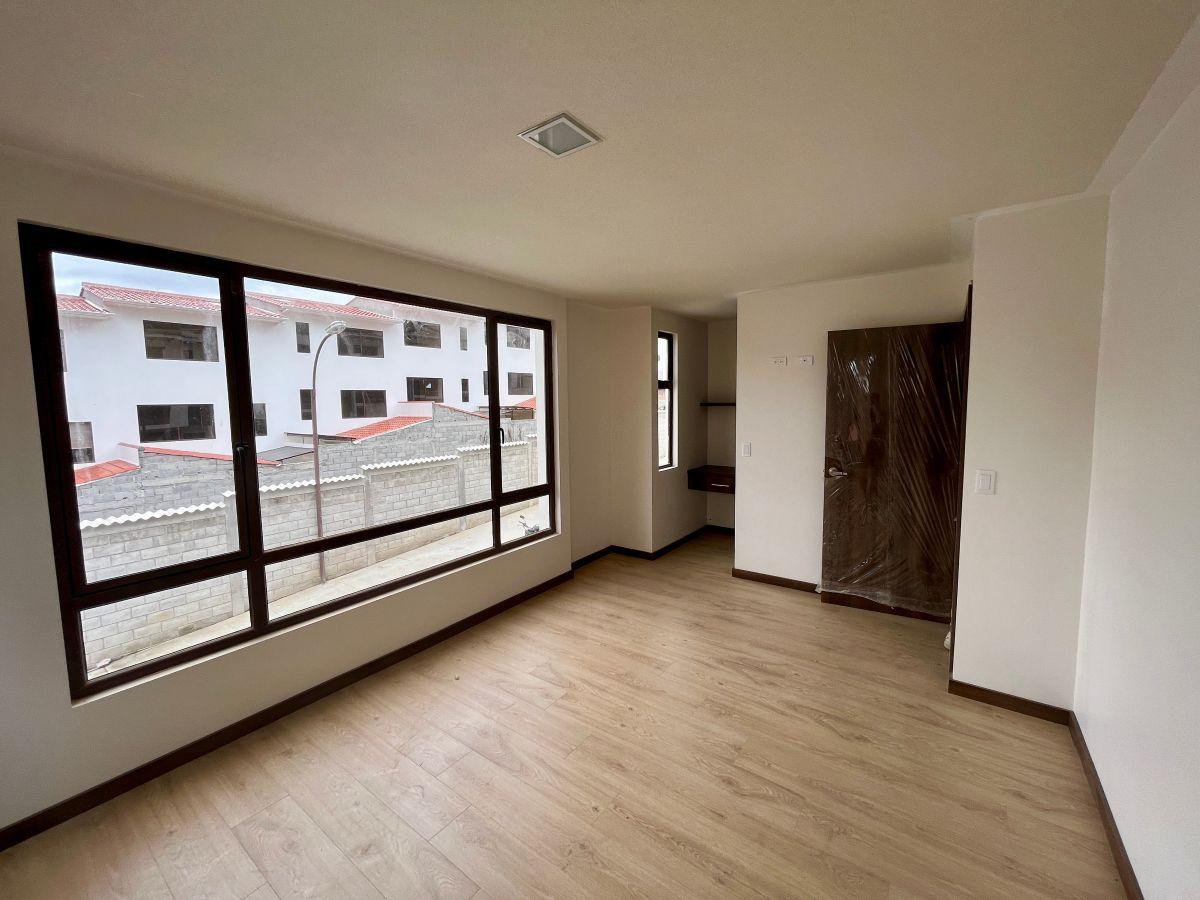 Casa de Tres Plantas en Venta Dentro de Seguro Condominio, Azuay — imagen 8
