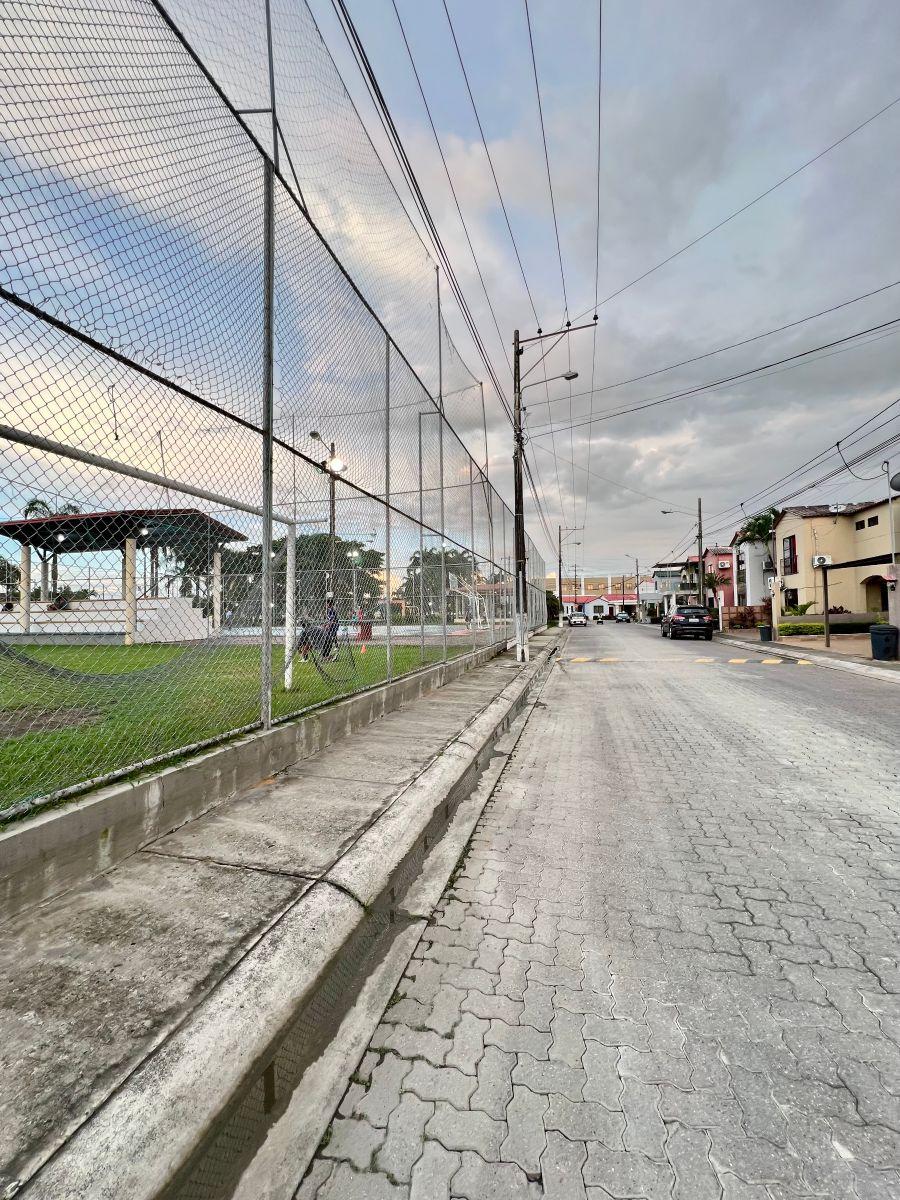 Se Vende Terreno Esquinero en Urbanización Villa Club, Guayas — imagen 2