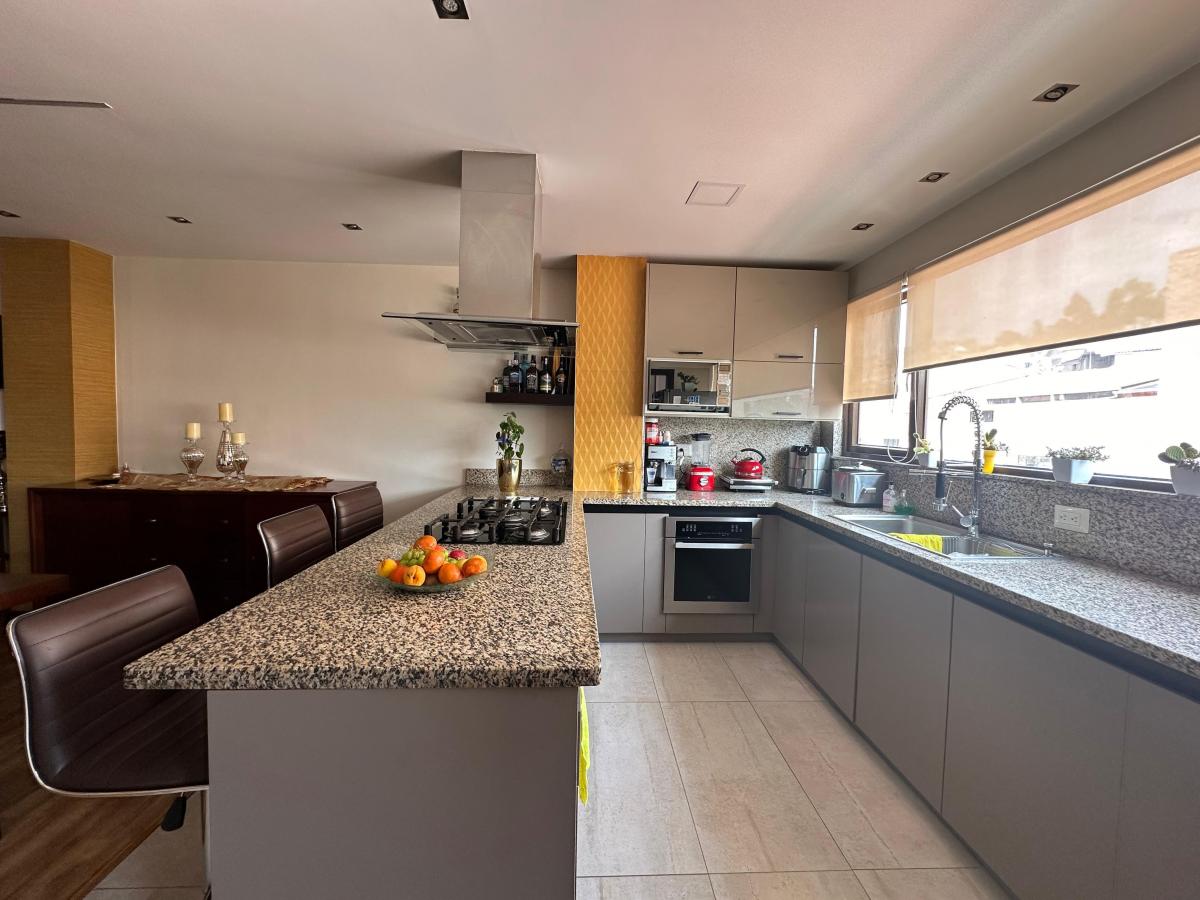 Penthouse en Venta 4 Dorm. con Hermosa Vista de La Ciudad, Azuay — imagen 10