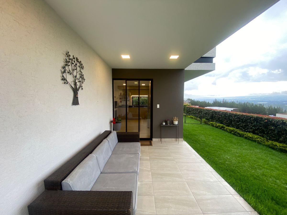 Venta Casa Hermosa, 4 Habitaciones - Sector Nayon — imagen 2