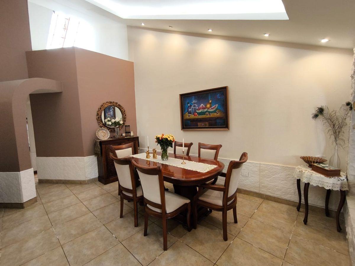 C/ San Isidro del Inca, Casa Independiente de 357 m² en Venta, Terreno de 552 m² — imagen 9