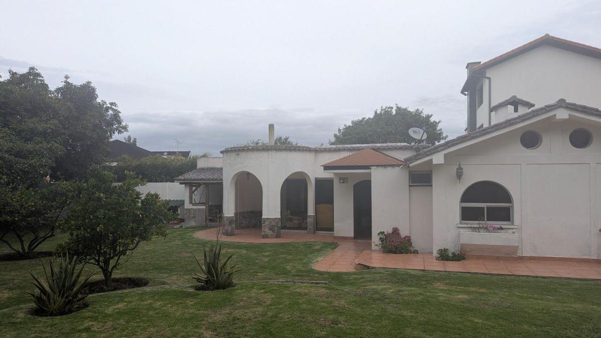 Casa en Venta Dentro de Urbanizacion, Cerca Al Reservorio de Cumbayá. Provincia de Pichincha — imagen 9