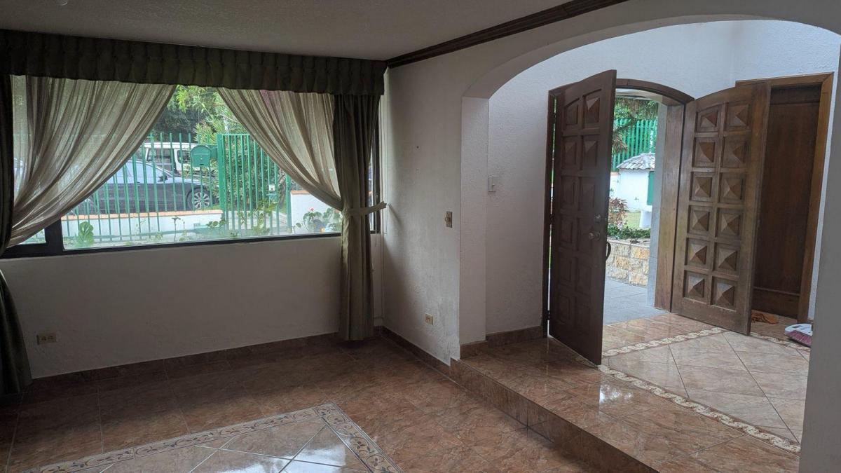 Casa en Venta Dentro de Urbanizacion, Cerca Al Reservorio de Cumbayá. Provincia de Pichincha — imagen 6