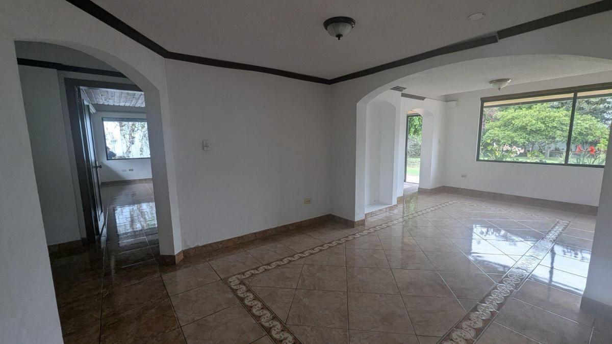 Casa en Venta Dentro de Urbanizacion, Cerca Al Reservorio de Cumbayá. Provincia de Pichincha — imagen 4