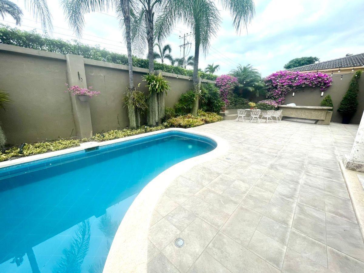 Samborondón Km 2 Urbanización Laguna Dorada Casa en Venta, Guayas — imagen 8