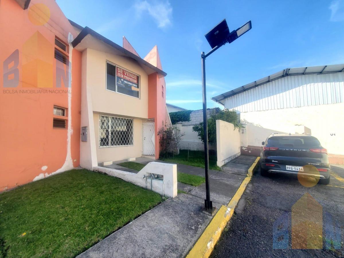 Casa Dentro de Conjunto en Venta Al Norte de Quito Sector San Isidro del Inca — imagen 10