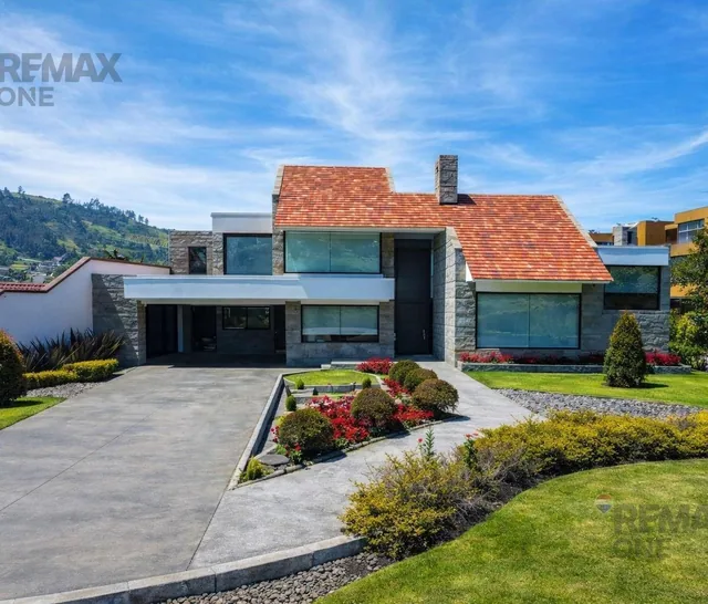 Foto de En Venta Casa de Lujo con Piscina en Cuenca, Azuay