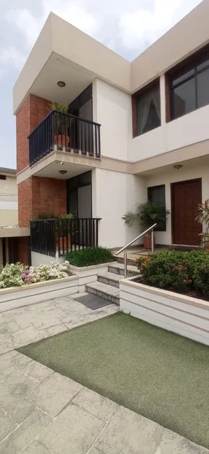 Foto de Casa Grande en Venta Lomas de Urdesa Zona Cerrada, Guayas